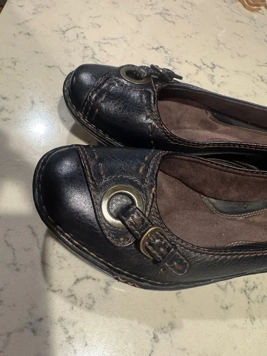 Clarks Women's Y2K Black Leather Ballet Flats with Brass Ring Buckle Accent - Picture 9 of 10